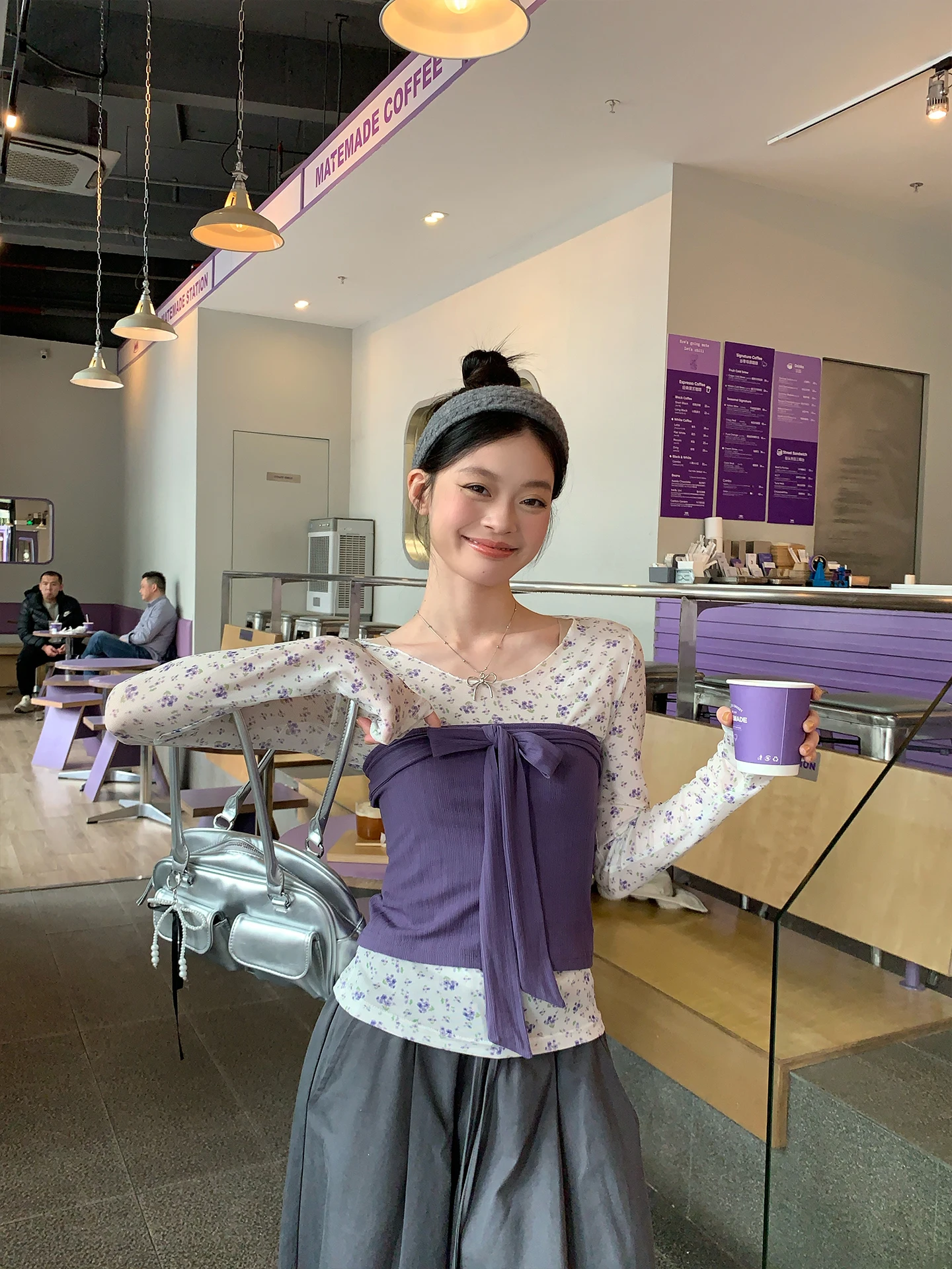 春夏用の微透な紫色の小花柄長袖Tシャツ【女性用・スリムフィット・おしゃれなデザイン】