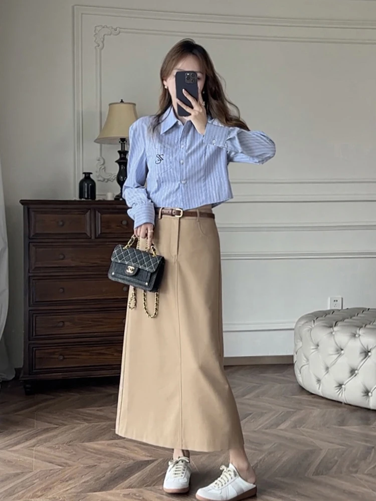 オフホワイトシャツの選び方：刺繍入りブルーストライプシャツの実用性とシーン別活用