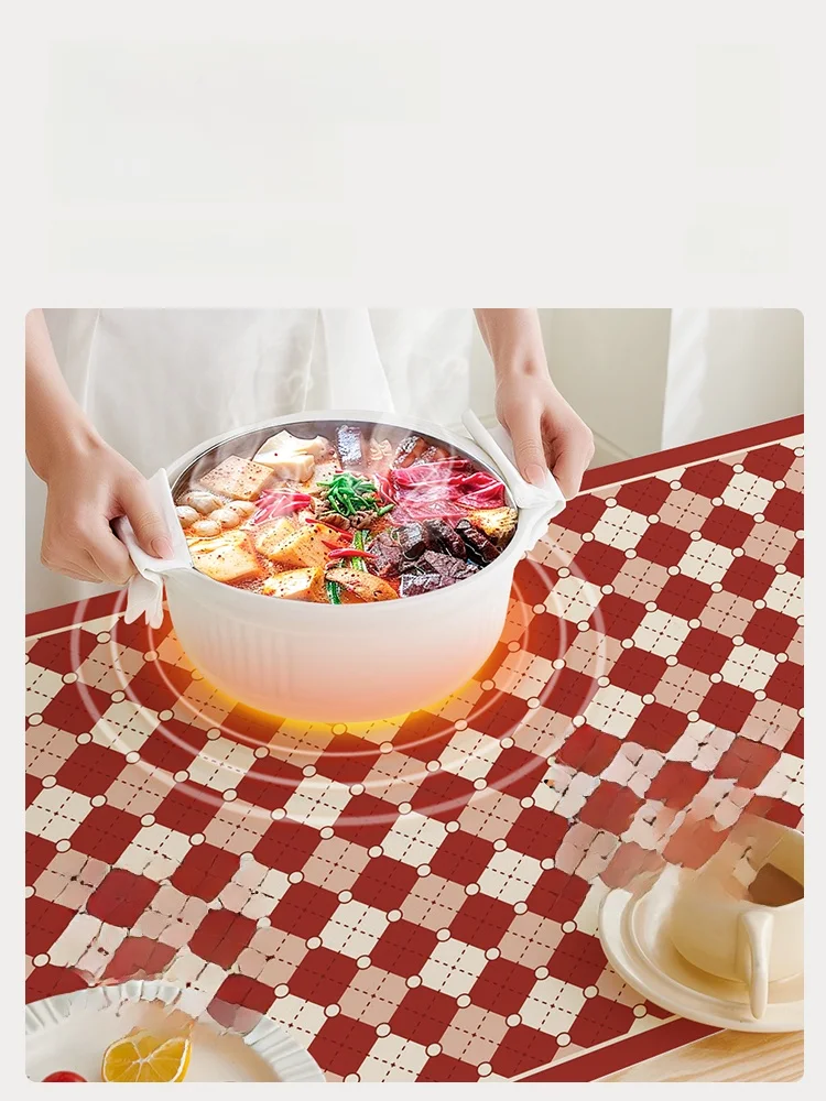 ランチョマットとは？赤いシリコン製テーブルマットの実用性とスペック解説