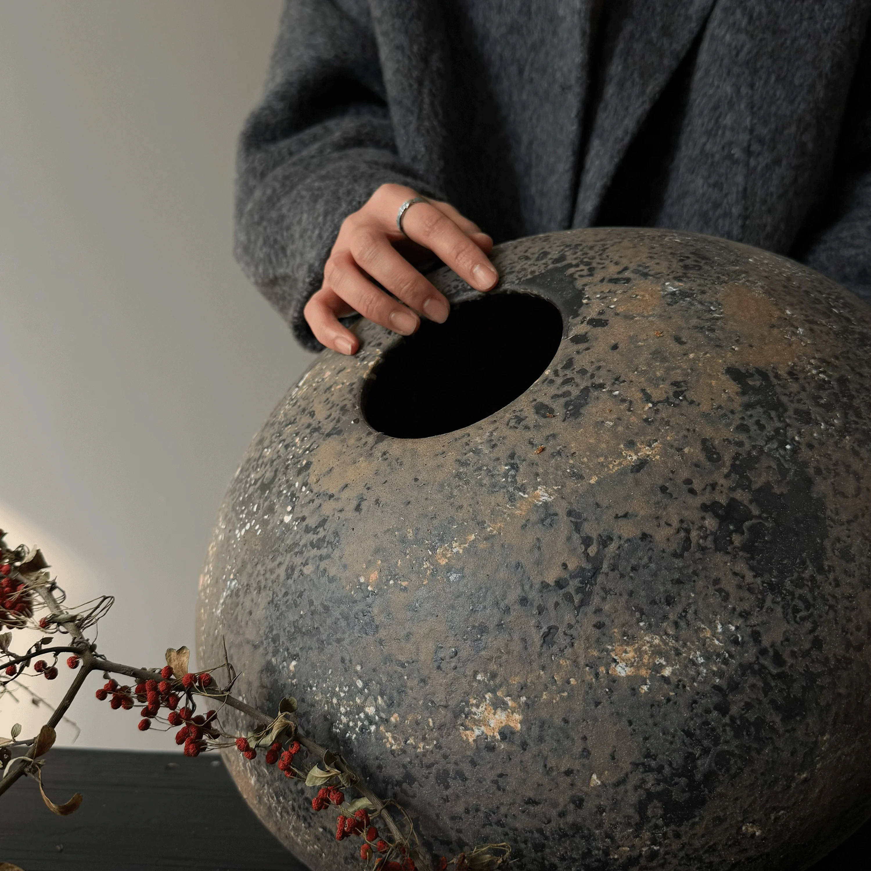 侘寂の静けさを玄関に届ける——ニトリ アートとしての花瓶、本当に選ばれるべきなのか？