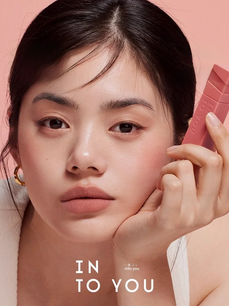 ブランド リップ で自然な血色を演出するには？INTO YOUのリップグロスが教えてくれたこと
