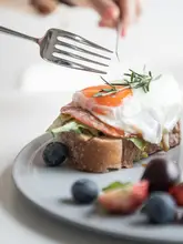 優雅な浅灰色の陶器製朝食プレート【西洋料理用・スイーツ・マグカップ・飯碗】