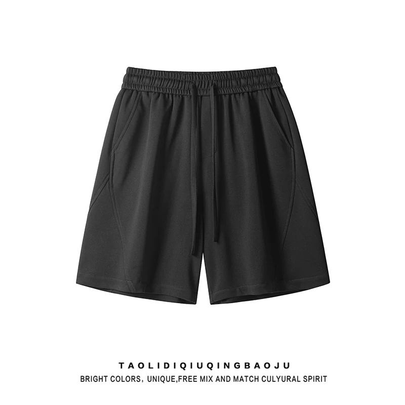 グレーのショートパンツは、どんな着こなしに最適？