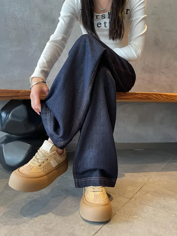 深い青色のストレートデニムパンツ【ハイウエスト・スリムフィット・ワイドレッグ】