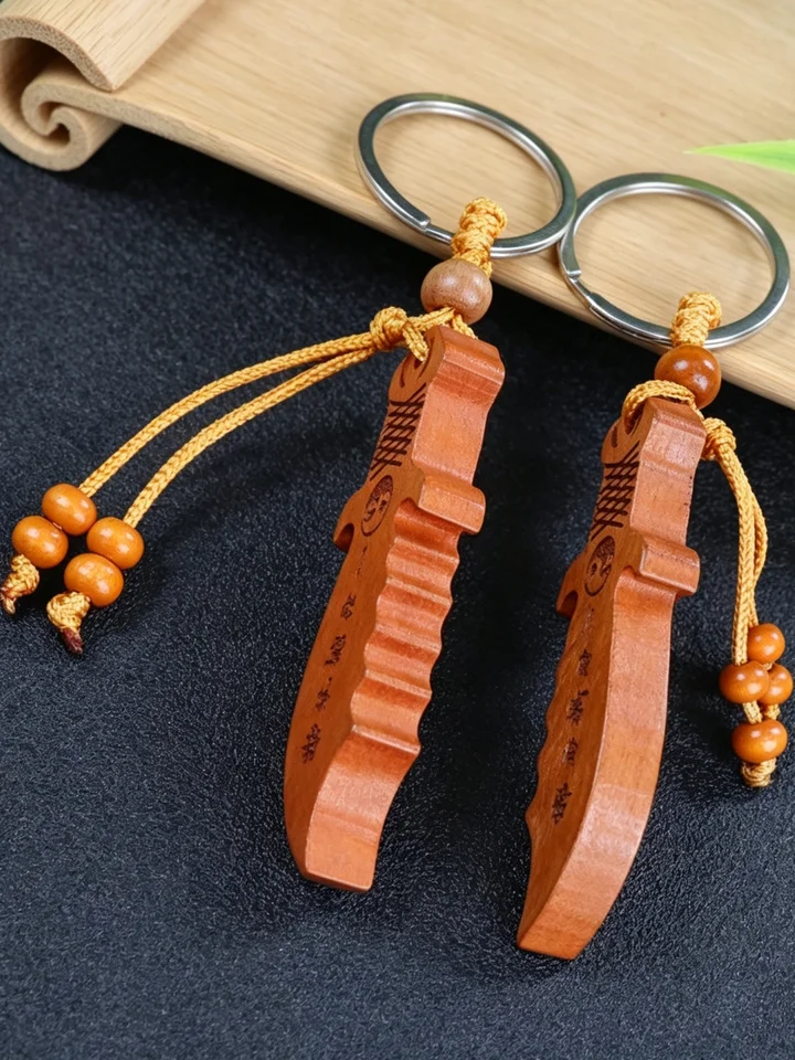 桃木製の平面彫刻カーキーリング【刀・剣・斧デザイン・お守り用】