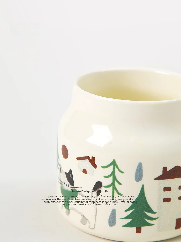 かわいい猫デザインのフタ付きマグカップ：陶器製でオフィスとカフェで実用的な飲み物容器