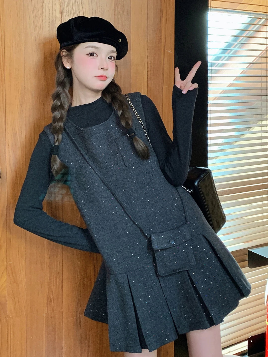 グレーのラメ付きノースリーブワンピース：骨格診断似合う服で選ぶべきスタイルの実証