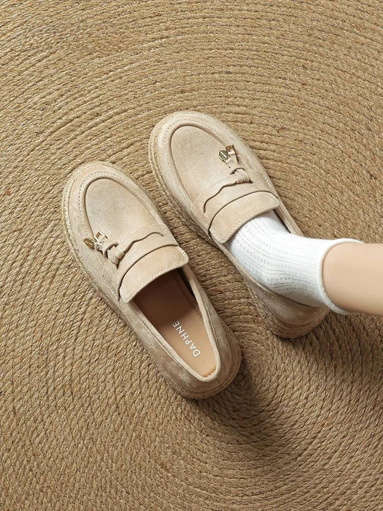 厚底草編みレディースサンダル：クッション性と通気性のバランスを実現