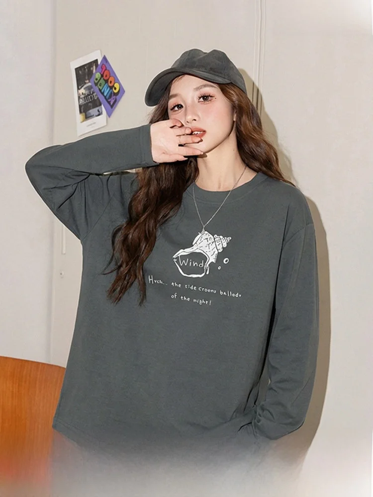 シンプルな花柄ロングスリーブTシャツ：春夏に最適なデザインと通気性のバランス
