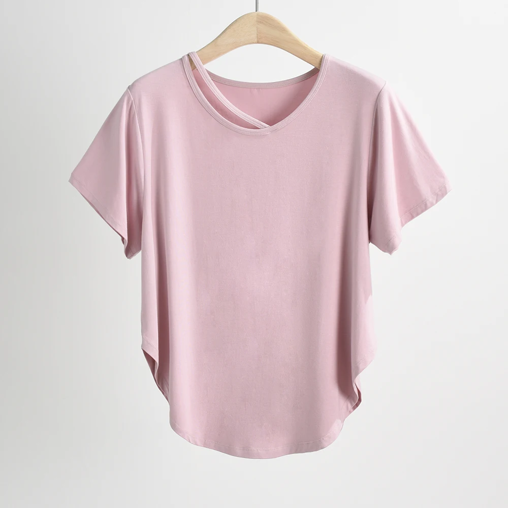 ストリートファッションの本質とは？ピンクTシャツで学ぶ自然なスタイル