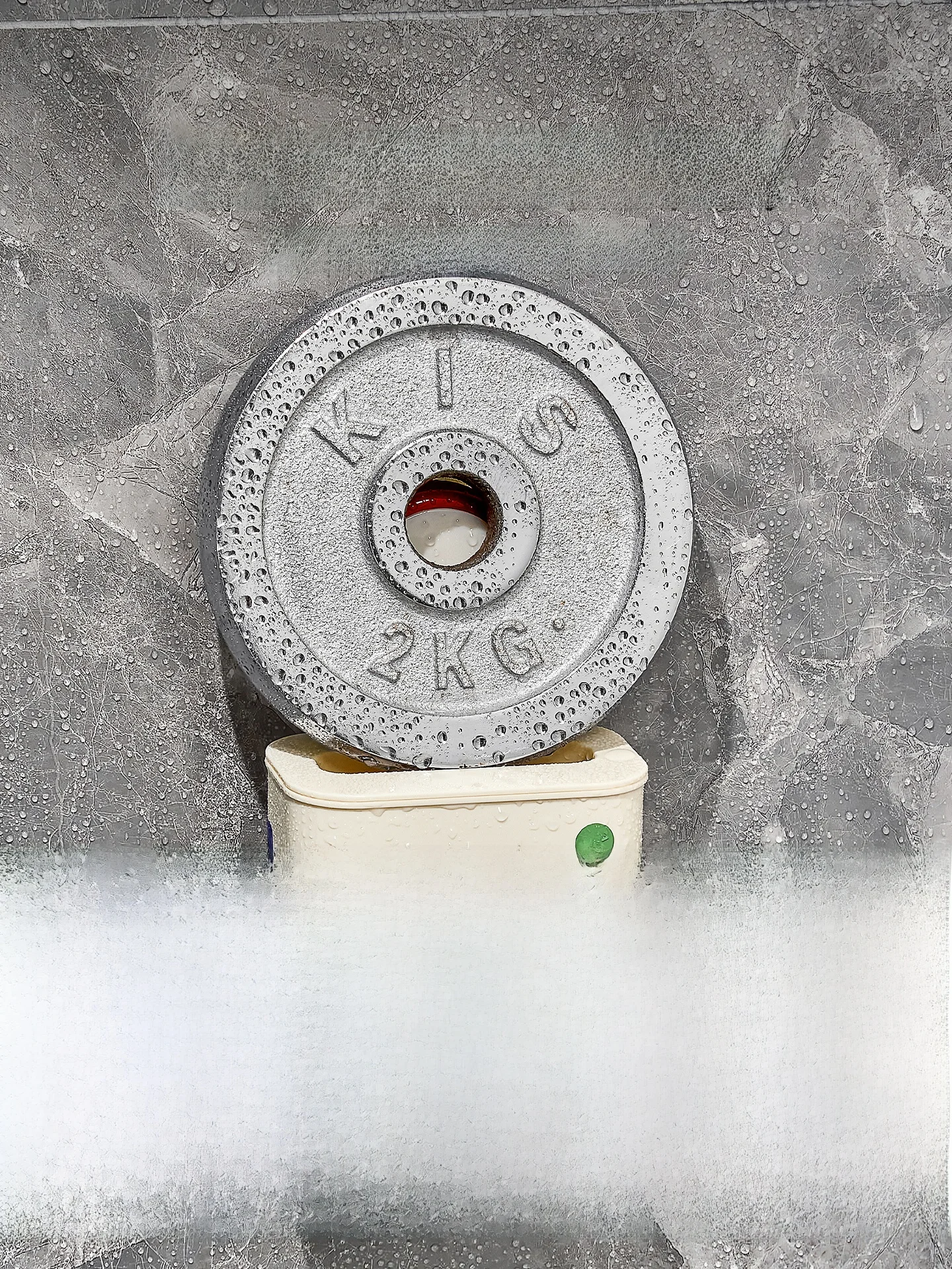 吸盤式トイレブラシ：死角なしで衛生的に壁掛け可能