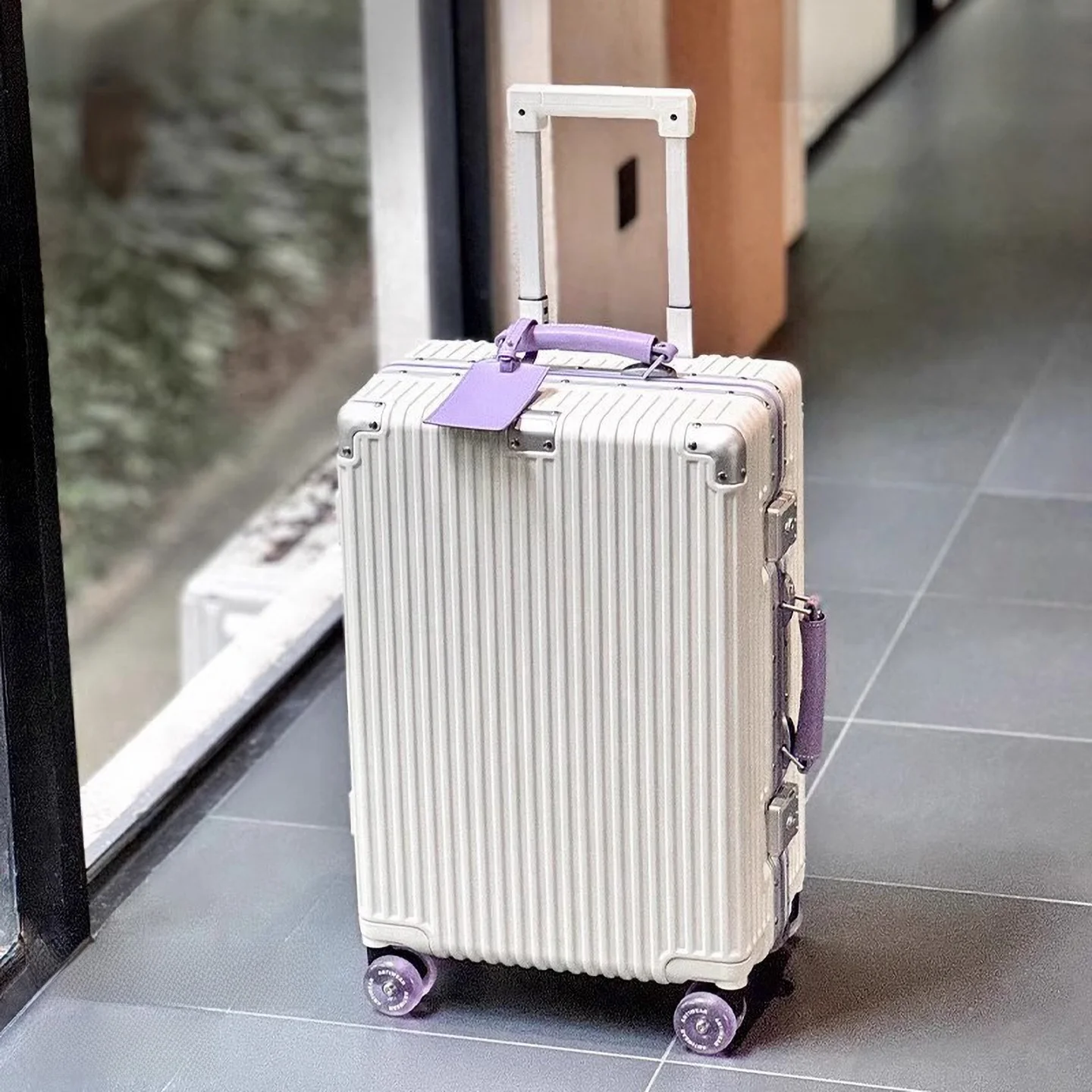 紫色のキャリーケース：機内持ち込み対応・パスワードロックで2泊3日旅行に最適な選択