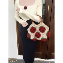 毛糸の花モチーフ ハンドメイド赤色ツバキ柄木製ハンドルバッグ【柔らかくて使いやすいデザイン】