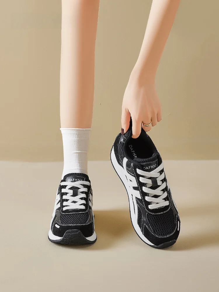 ブラックスポーツシューズ：厚底・軽量設計で長時間歩行に適した女性用スニーカー
