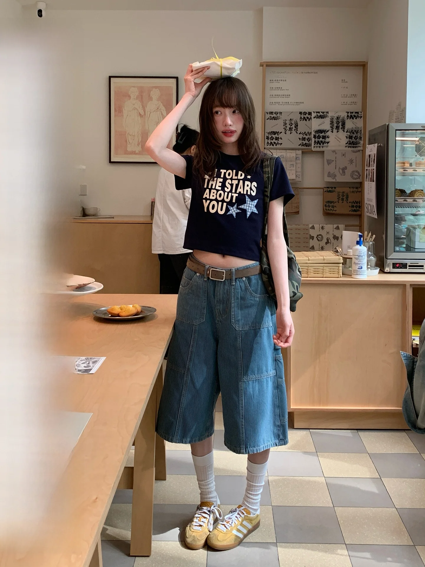 デニムハーフパンツをどう選ぶ？ストライプとハイウエストが決める夏のスタイル