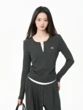 グレーの長袖Tシャツ【肩出しデザイン・秋用・カジュアル・スポーツウェア】（セットアップ対応）