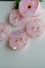 浅いピンクの光沢感あるポリエステルボタン【イギリス製・１５ｍｍ】