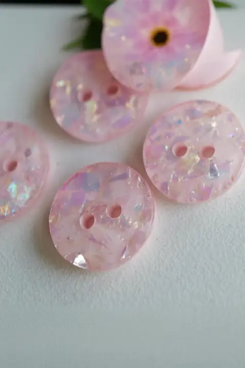 浅いピンクの光沢感あるポリエステルボタン【イギリス製・１５ｍｍ】