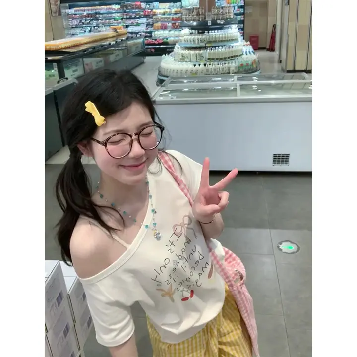 可愛らしい手描きのドゥーハウスタイルオフショルダーTシャツ【白・夏用・ゆったりフィット】