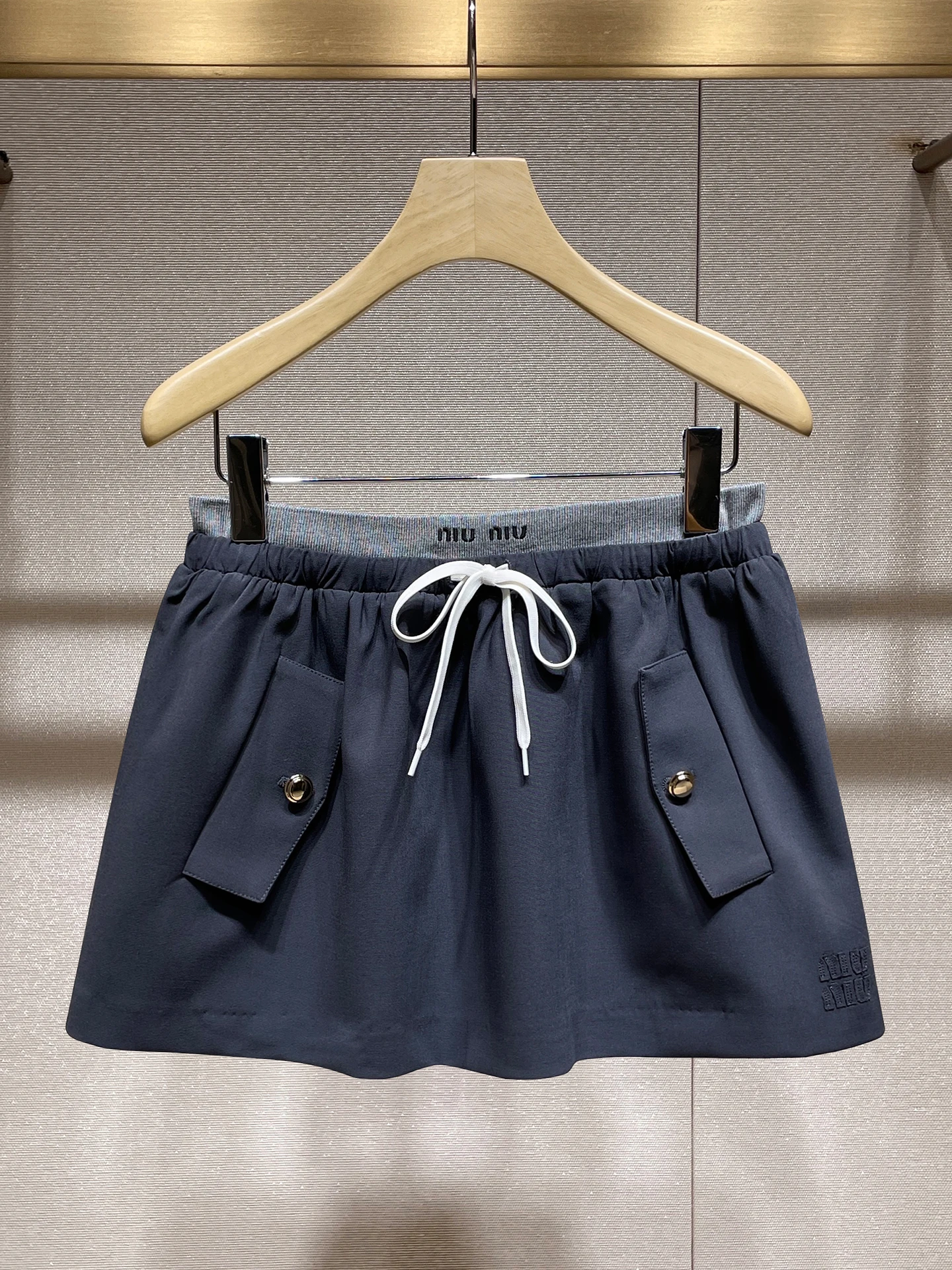 10月中ばに着る服はどう選ぶ？韓国系学院風のニットカーディガンとハイウエストスカートが解決する3つの悩み