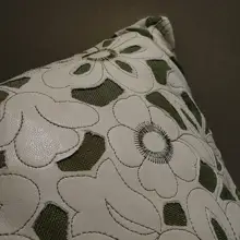 レース刺繍入り 羊皮リネン製クッション【無芯・おしゃれなデザイン】
