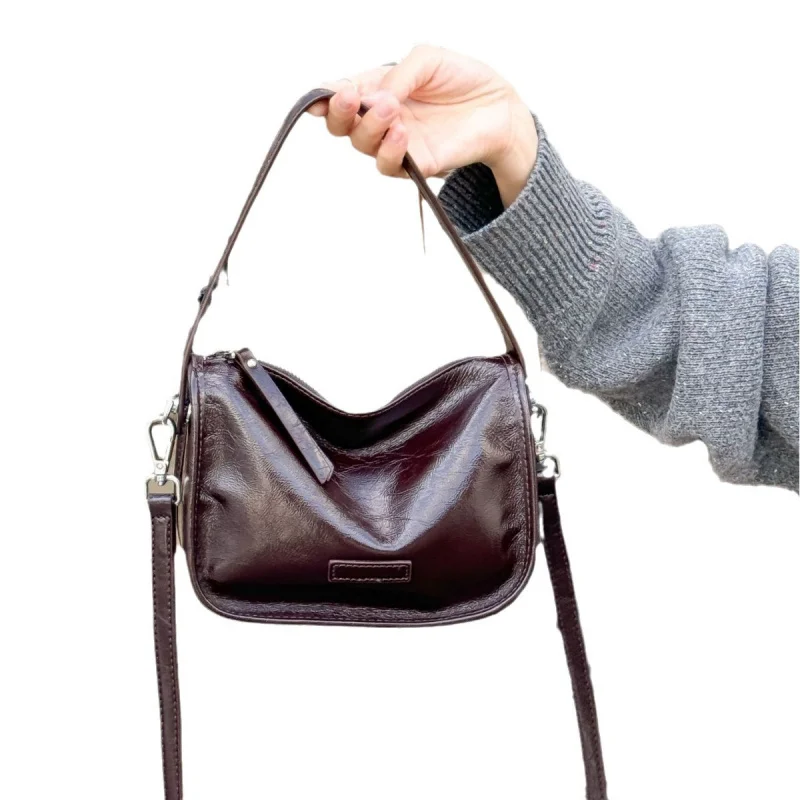 パーカーに合うバッグ レディースはどう選ぶ？シンプルで軽い「オイルワックス本革製 ワンショルダーバッグ」が解決するリアルな悩み
