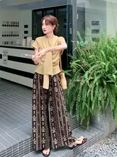 肌理感のあるカーディガンTシャツとフラワープリントワイドパンツの夏用コーディネート（セットアップ対応）