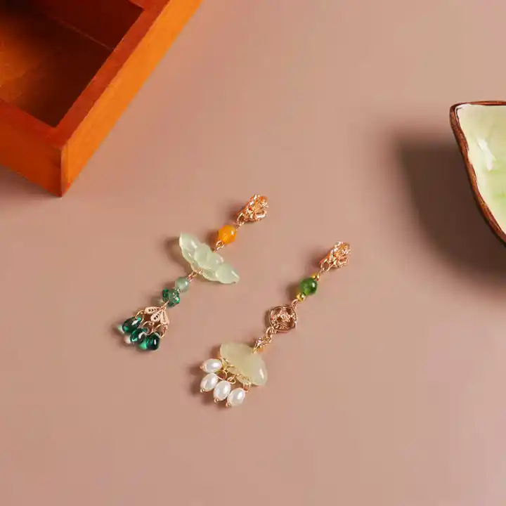 中華風デザインの素朴な刺繍ブローチ【復古スタイル・胸元装飾付き】