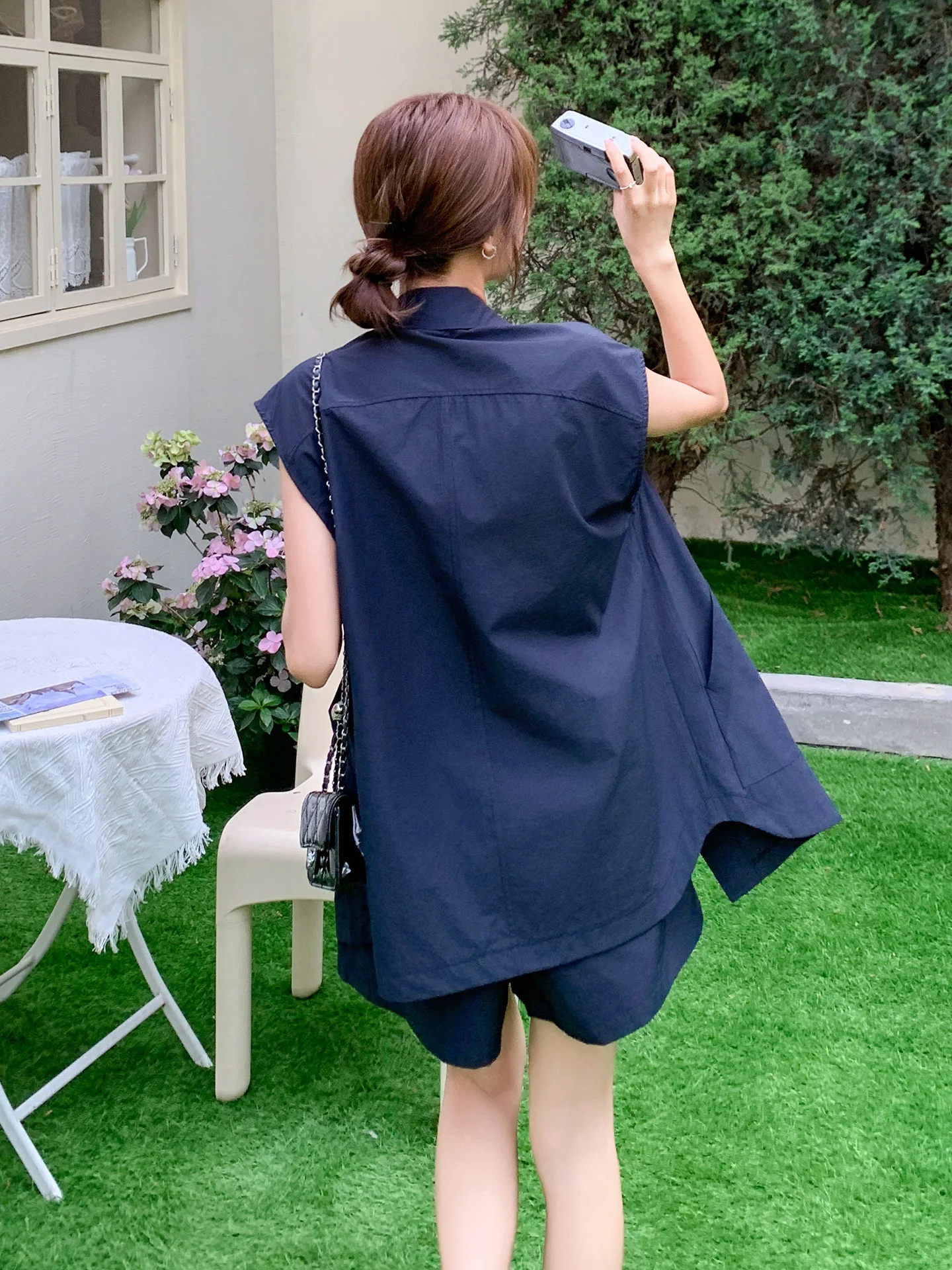 ジーンズと白tシャツの組み合わせはスタイリングの基本となるアイテム