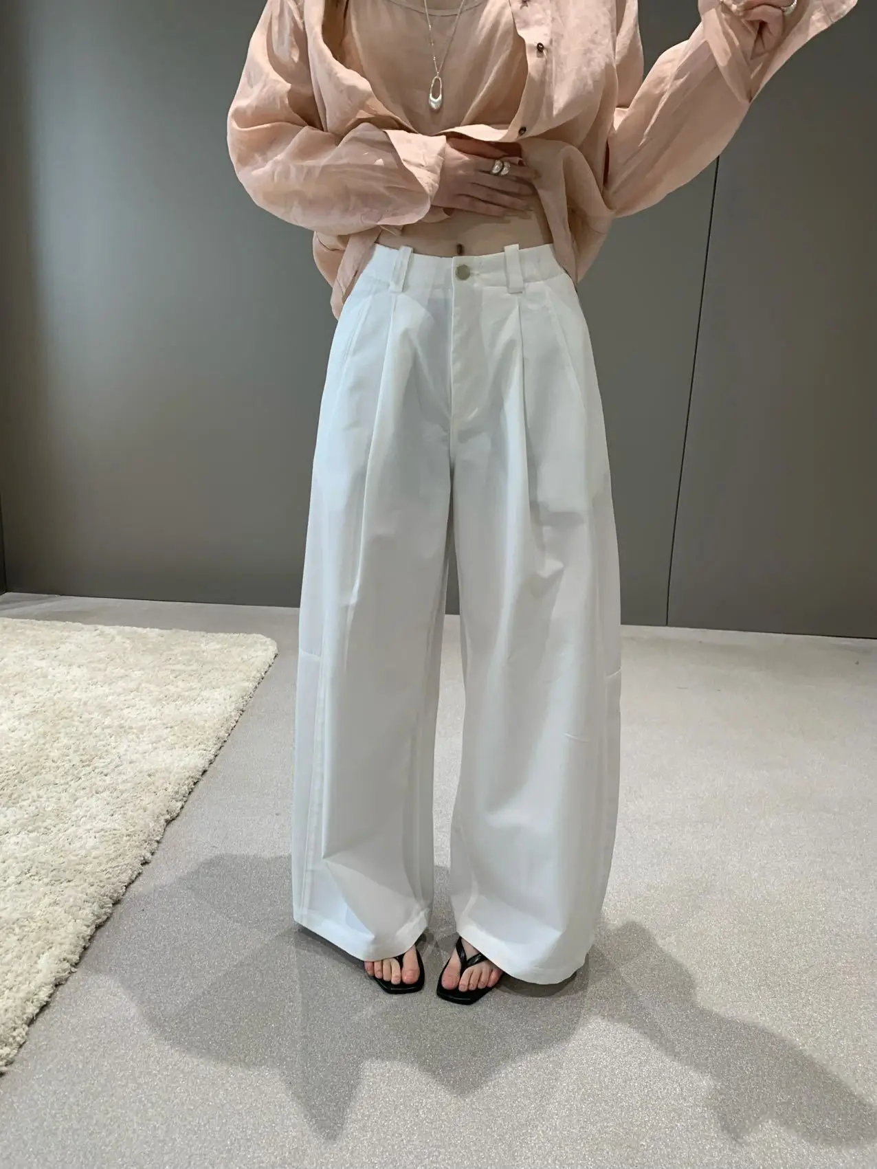 60代の女性が黒いワイドパンツで通勤をどう着こなすか？