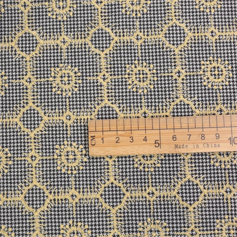千鳥格の刺繍入りポリエステルコットン生地：機能性とデザインのバランスを実証