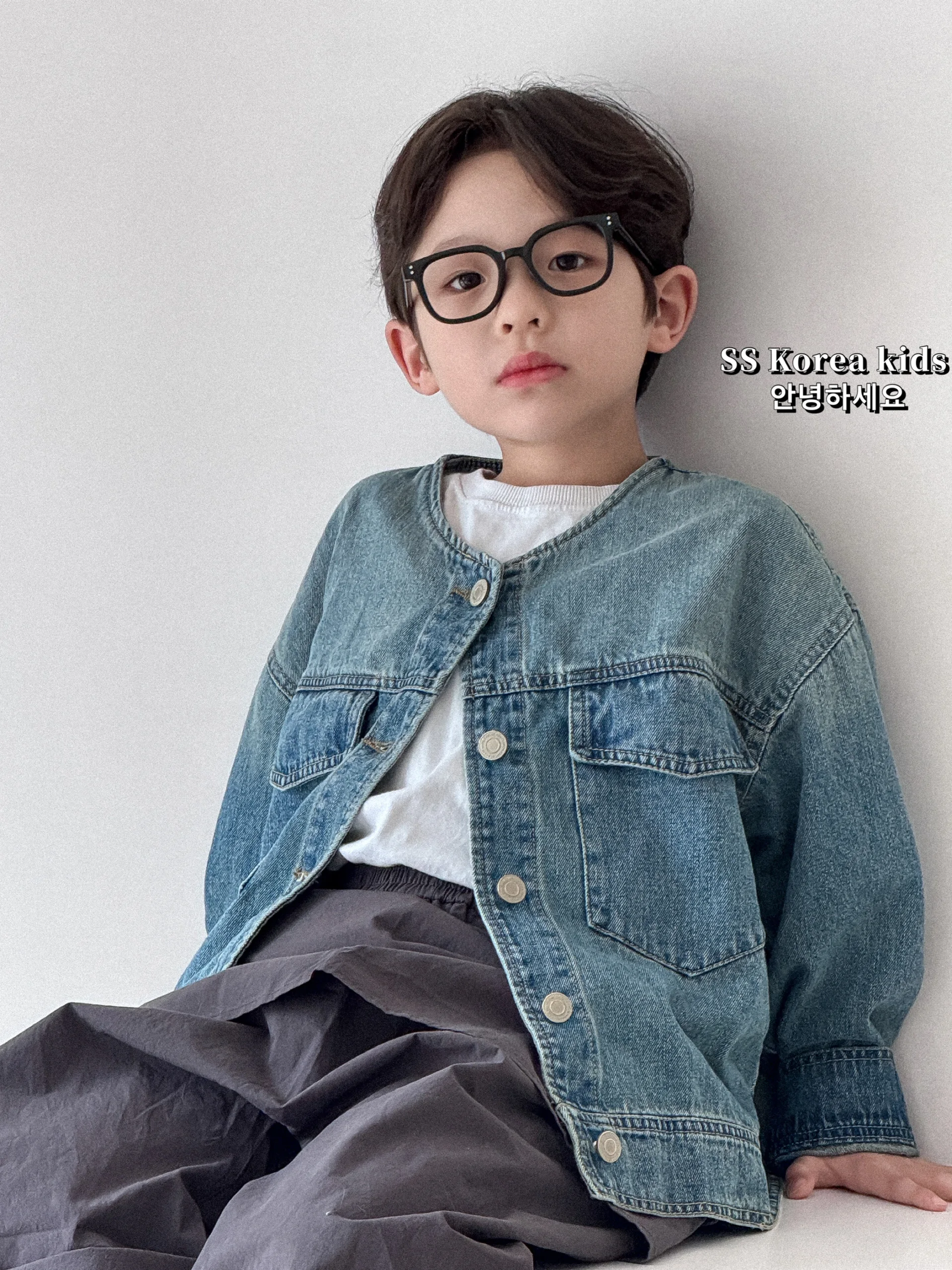 子供用デニムジャケット：春秋に着る男女兼用のゆったりデザインが実用的