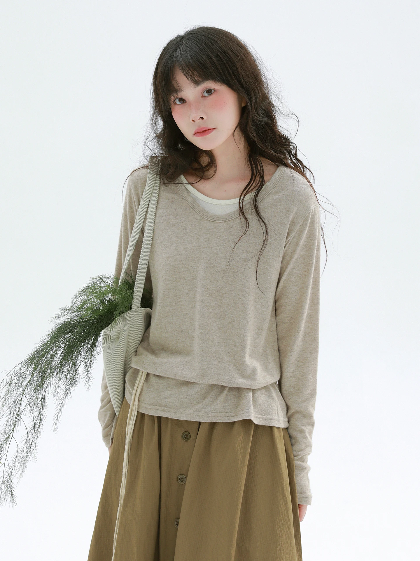 シアートップス コーデ 春 どんなもの？今季のトレンドとして注目すべき「重ね  着に最適な長袖Tシャツ」の本物の使い方とは？