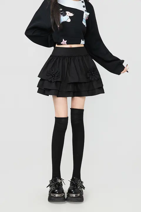 立体的なフラワーデザインの黒いフレアスカート【春用・フリル付き・Aライン】