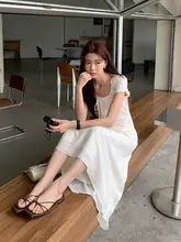 優雅な白色のフラワーデザインワンピース【夏用・ティータイム・リボン付き】