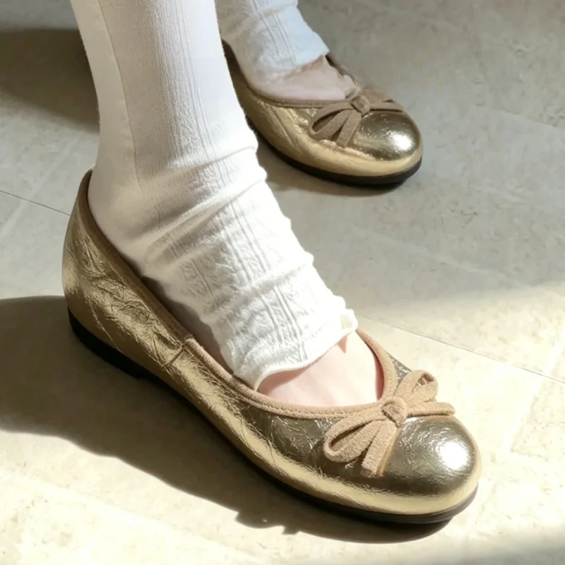 ゴールドリボン付き内増高フラットシューズ：ヒールが可愛く歩きやすい女性用通勤モデル