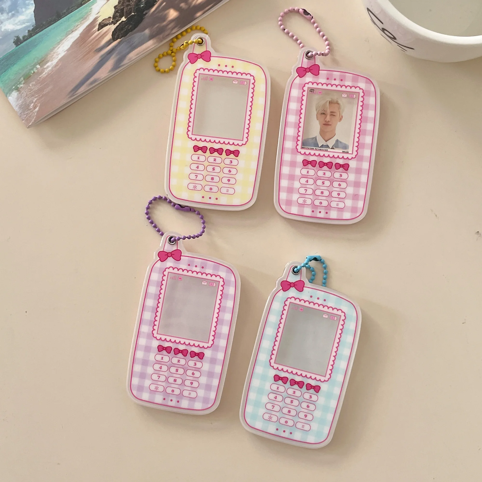 初期の携帯電話と現代のスマホを比べて、今こそ「キーホルダー型スマホフレーム」を選ぶべき理由は？