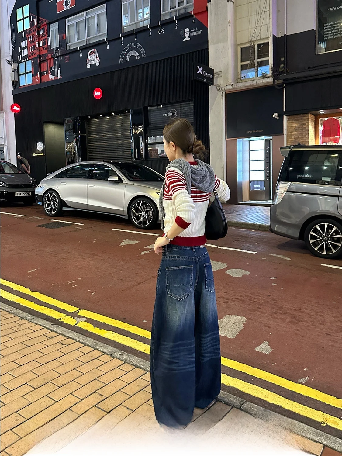 黒 デニム ワイド パンツは本当に今が旬？高腰ワイドレッグデニムパンツが解決する、日常の着こなしの悩みとは