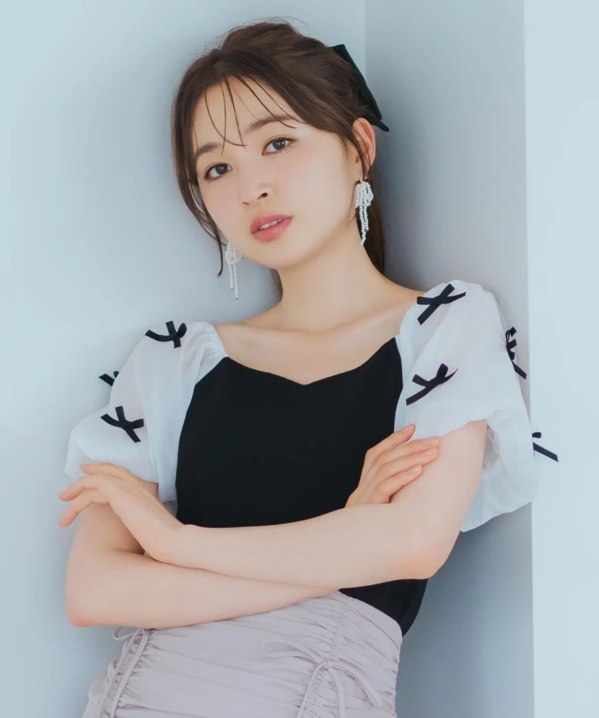 パフスリーブが夏の日常を彩る理由は？甘いリボンが決める「着こなしの魔法」