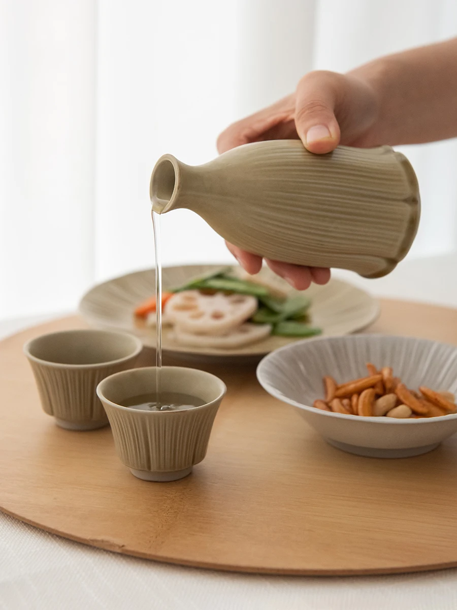 千花シリーズの日本製陶器食器：浮彫りの雪花釉面が提供する日常使いの安定性