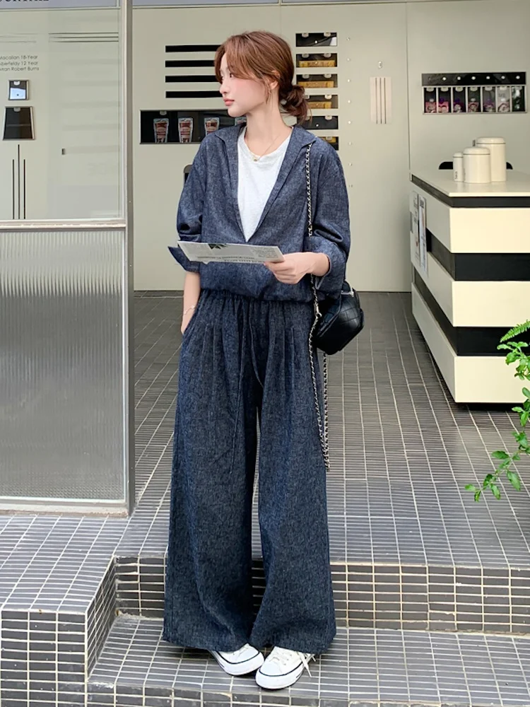 40代の女性にぴったりなカジュアルデニムコーデは、紺色のワイドパンツとトップスのセットで決める？