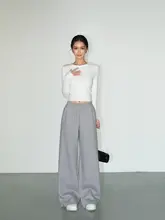 米杏色のゆったりとした女性用ワイドレッグパンツ【デザイン感あるスウェット・ビッグサイズ】