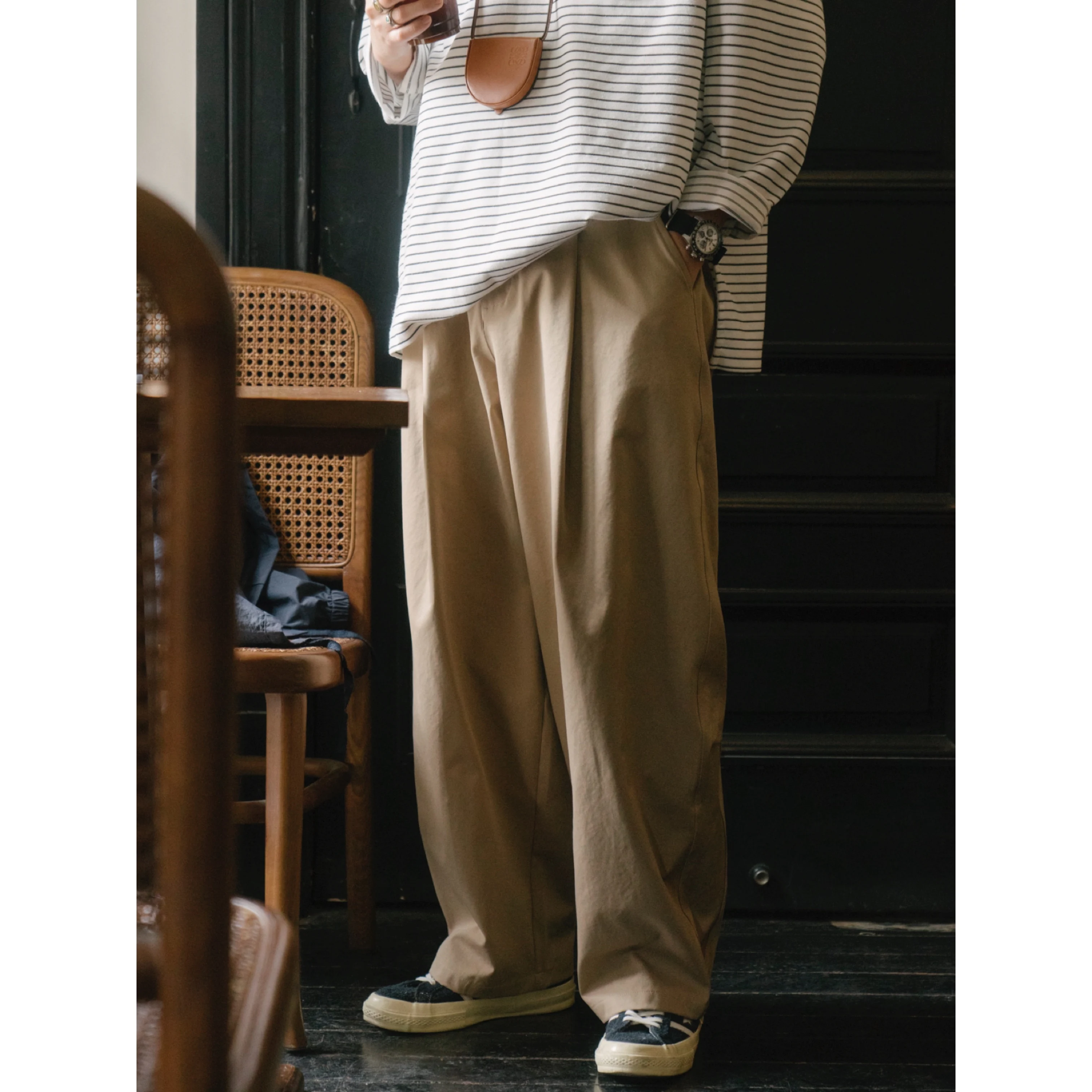 ワイドパンツ メンズ 着こなしのためのスタイリッシ  ュな工装スタイル