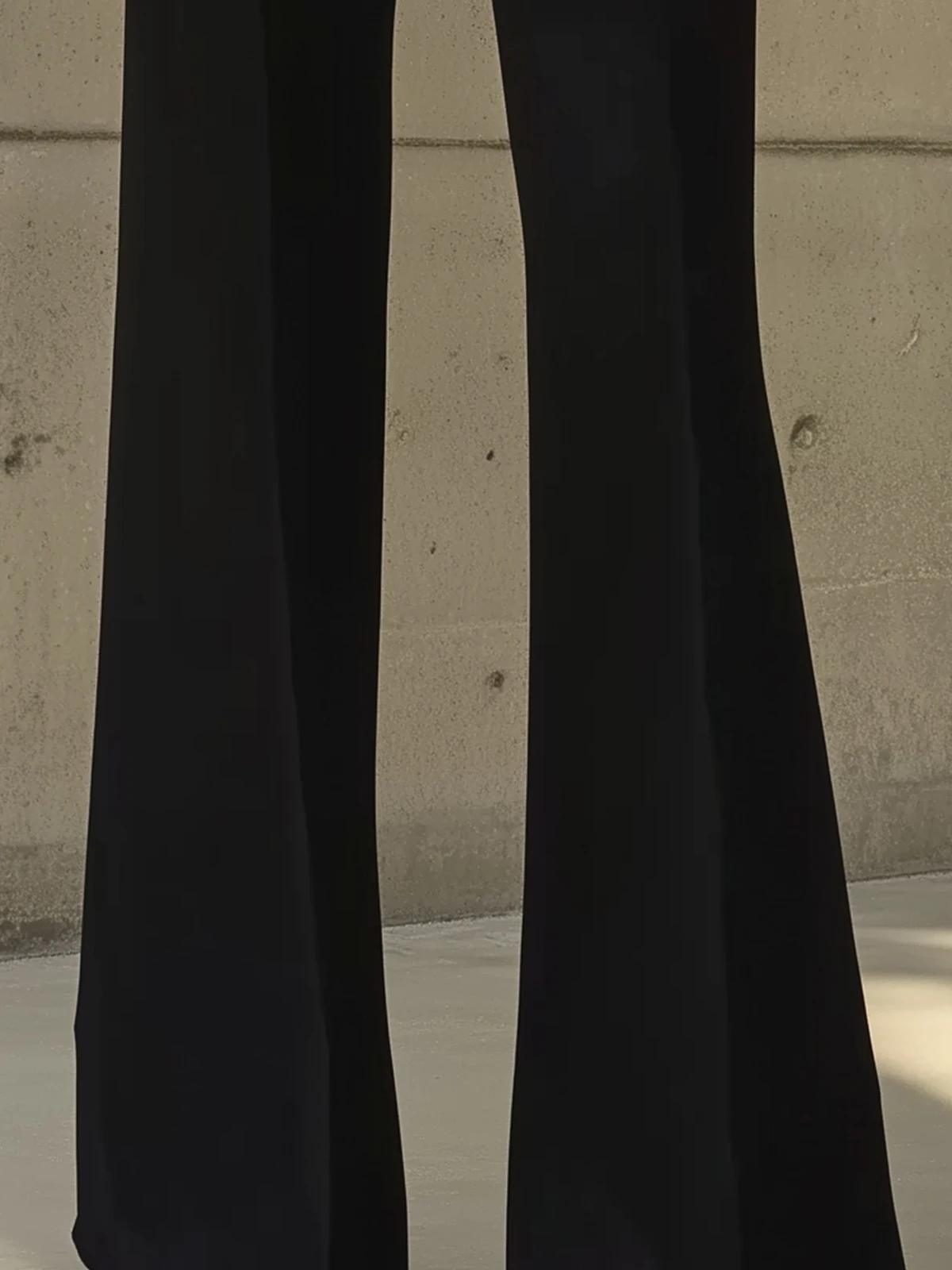 スーツセレクトの黒ジャケットとワイドパンツセット：春新作のシルエット美しさと高級感を実証