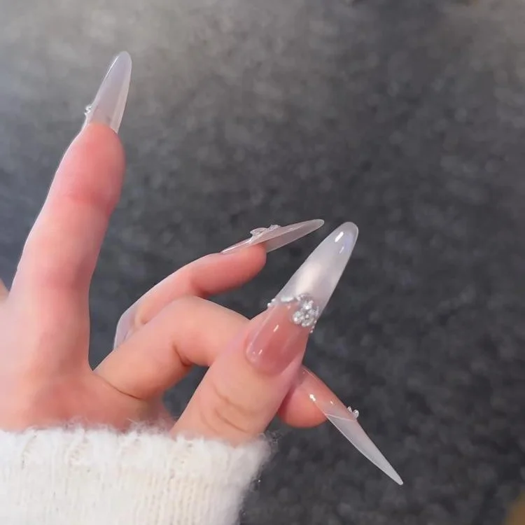 お呼ばれネイルにどんなデザインがおすすめ？自然なグラデーションと猫目バタフライが話題の理由