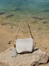 シンプルな光沢仕上げの牛革ショルダーバッグ【斜めがけ対応】