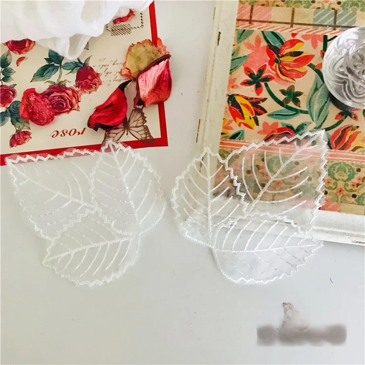 レース刺繍が通勤スタイルを救うには？その本質と使い方を解き明かす