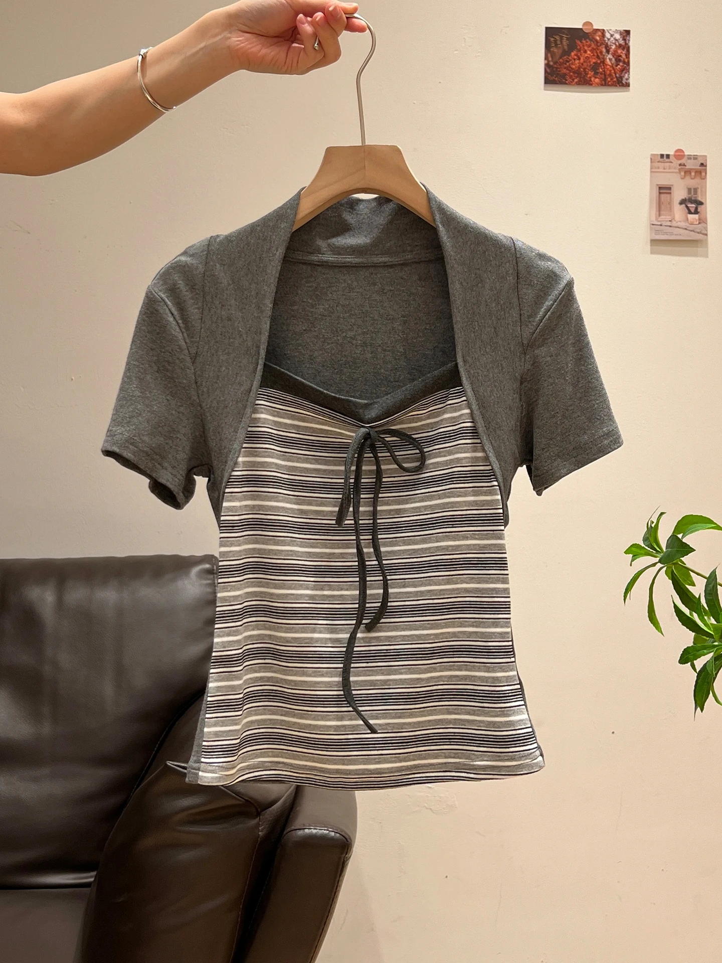 「Tシャツ重ね着コーデ レディース」で失敗しない方法は？グレーのストライプリボンTシャツが解決する3つの理由