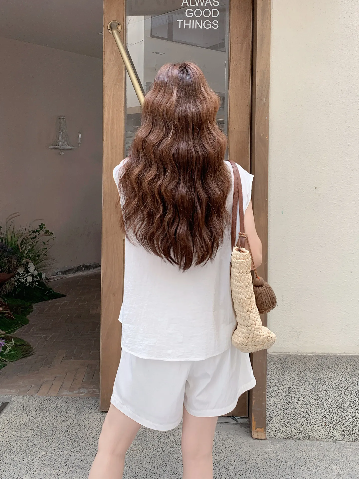 30代女性の夏にぴったりな「白い薄手シャツ」と「ショートパンツ」のセットは、どう選ぶ？