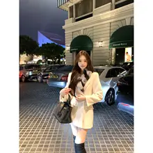 白鹅绒使用！ストライプデザインのファー付きダウンジャケット【女性用・エレガント・フード付き】